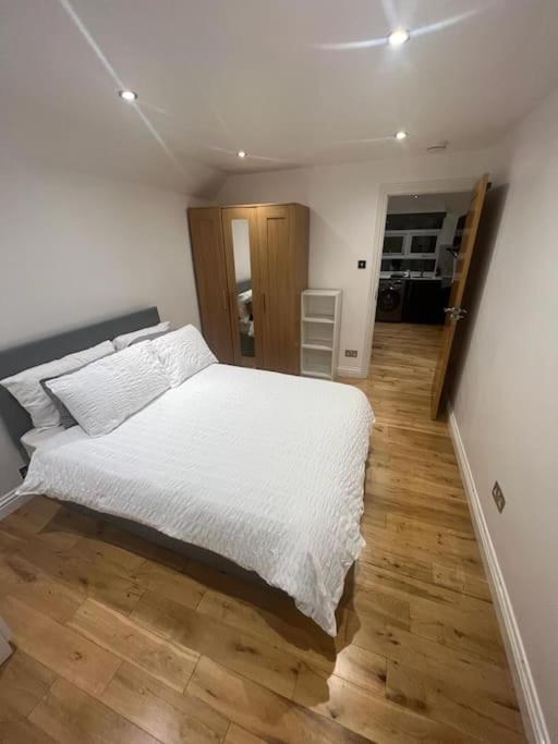 2 Bedroom Apartment In Hampdenrd Londra Esterno foto
