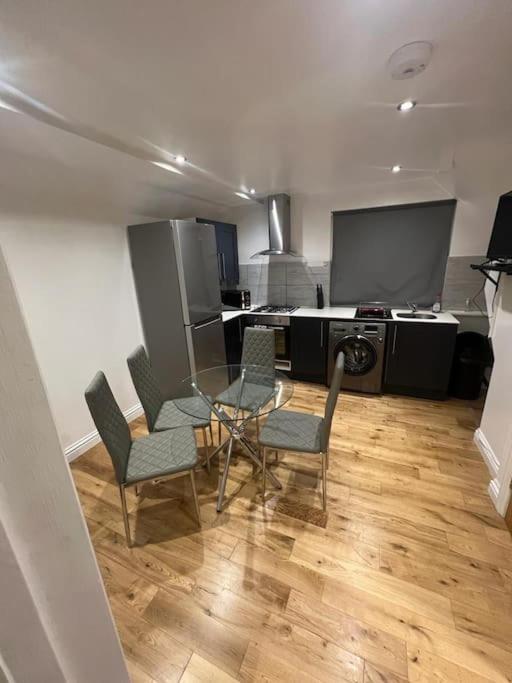2 Bedroom Apartment In Hampdenrd Londra Esterno foto